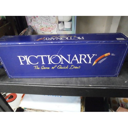 53 - Lot inc Pictionary game, Australia map clock, Trivial pursuit, etc