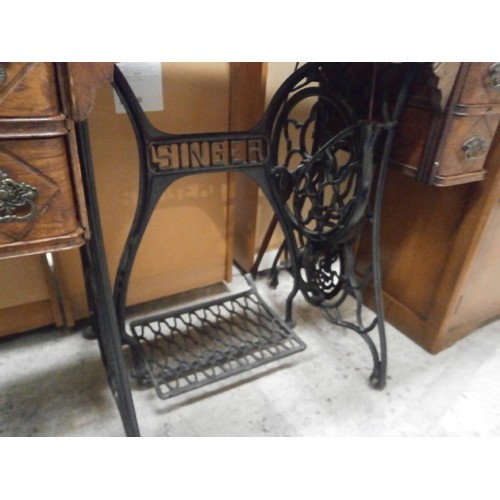 715 - Vintage SINGER sewing machine in cast treadle stand