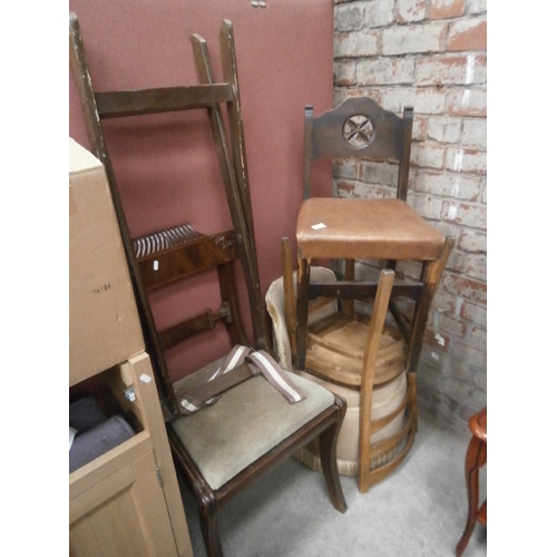 624 - 4 x assorted chairs and a folding stand