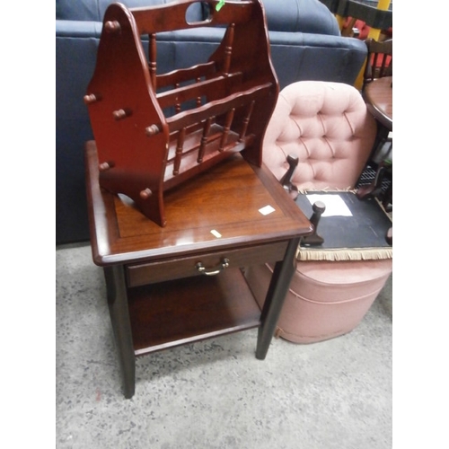 627 - 4 x items including mahogany lamp table with drawer