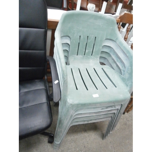 682 - 5 x stacking plastic garden chairs