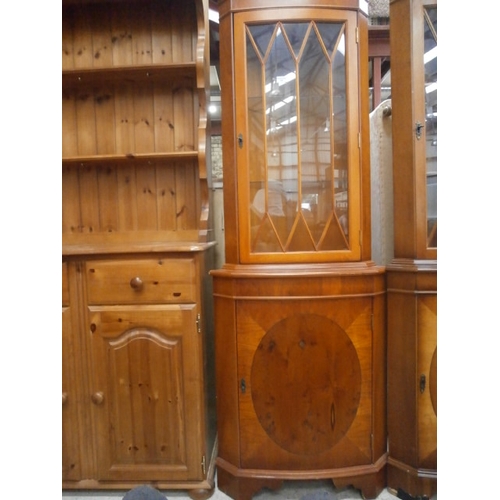 720 - Glazed corner cabinet