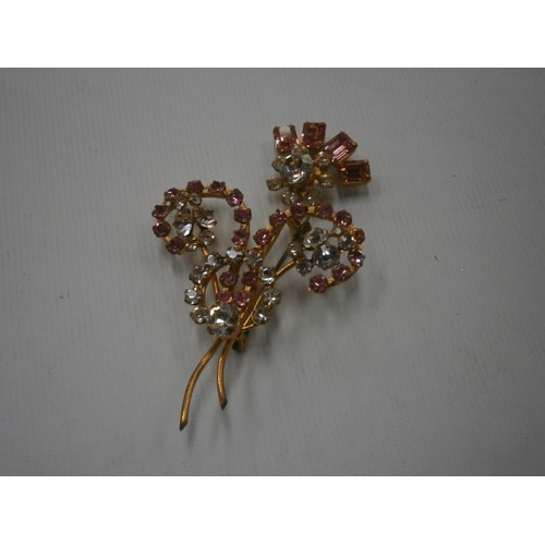 254 - Decorative floral brooch