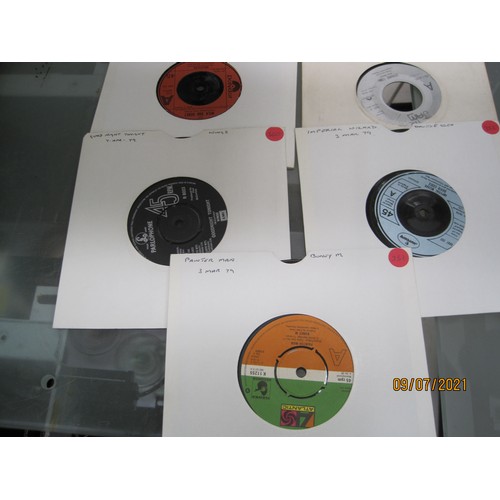 411 - Storage case containing vinyl 45s