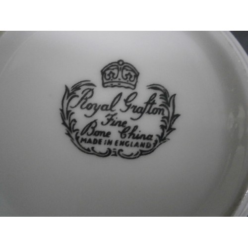 323 - Collectable pieces inc Royal Albert, Duchess, Royal Kent, Royal Grafton, etc