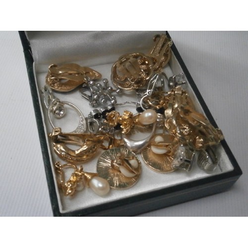 327 - Quantity of costume earrings