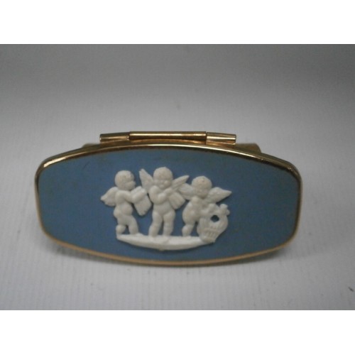 344 - Lot inc decorative cameo ring and compact