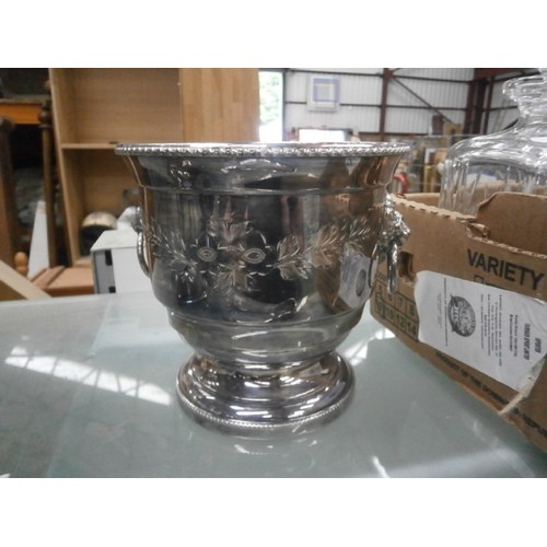 359 - Lot inc silver plated ice bucket, cake stand and Viners silver plated jug