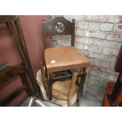 624 - 4 x assorted chairs and a folding stand