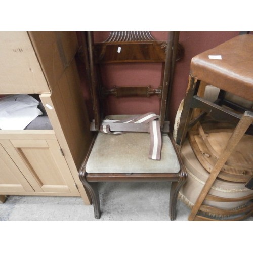 624 - 4 x assorted chairs and a folding stand