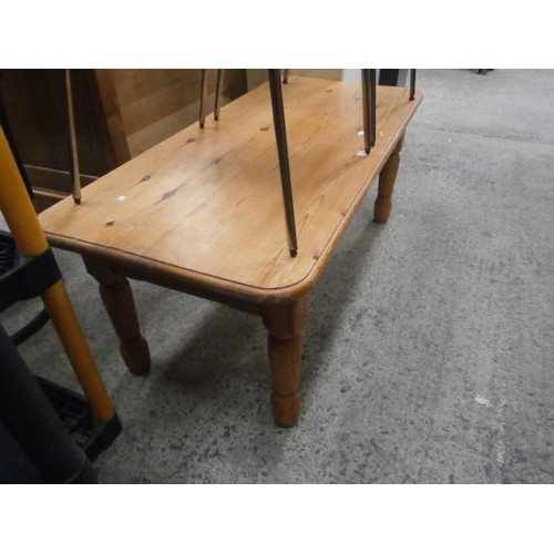 630 - Solid pine coffee table and a pair of retro stacking chairs