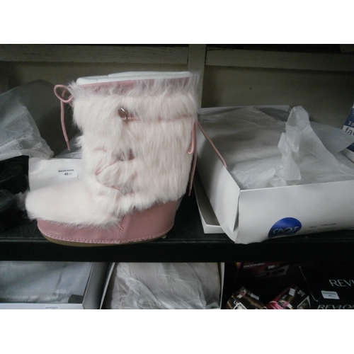 40 - Two pairs of boxed ladies snow boots, both size 5 1/2