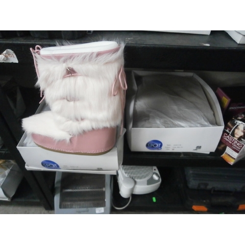 42 - Two boxed pairs of ladies snow boots size 5 1/2