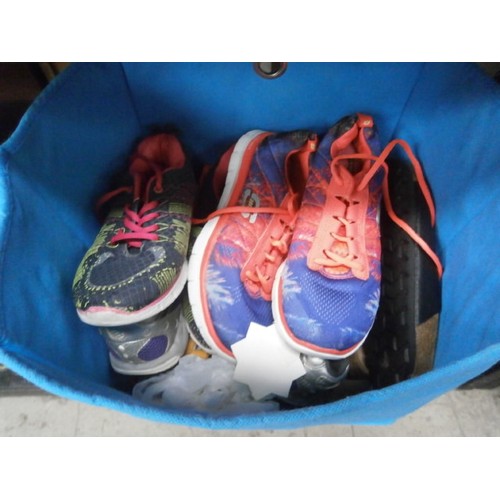 33 - Quantity of mixed ladies shoes and alarm clock/radio etc