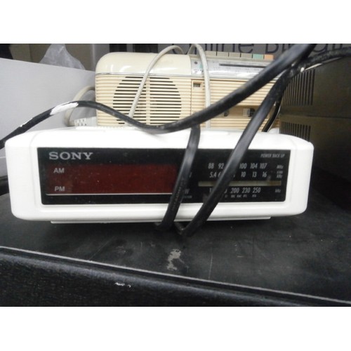 92 - Lot including alarm clock/radio, radio cassette player and a heater all working order