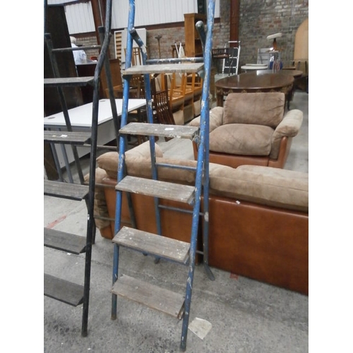 600 - Set of metal framed step ladders