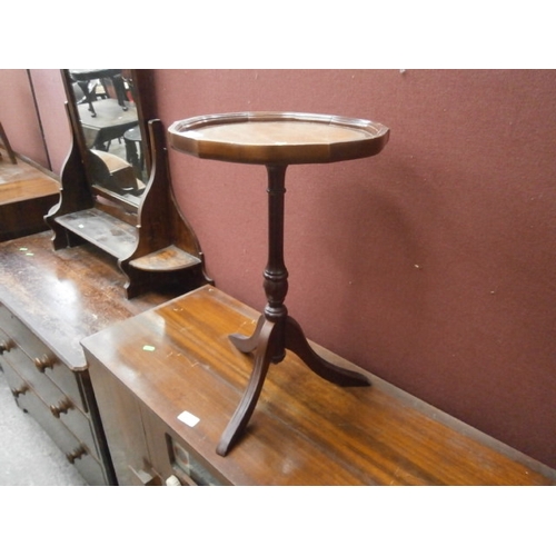 622 - Small tripod wine table