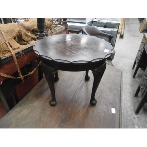 634 - Small vintage mahogany table