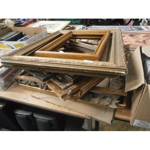 252 - Quantity of vintage picture frames