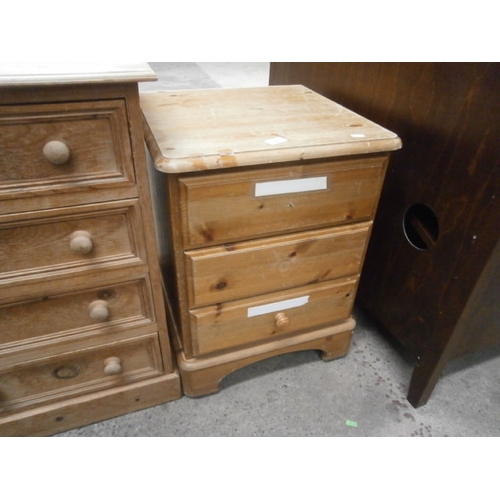 689 - Small 3 drawer pine chest - 2 x missing handles