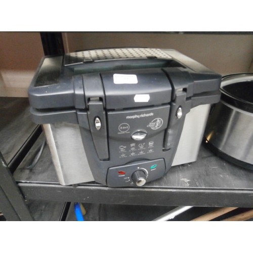 77 - Lot inc Morphy Richards double deep fat fryer and slow cooker, both power up