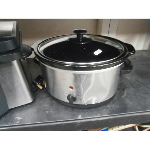 77 - Lot inc Morphy Richards double deep fat fryer and slow cooker, both power up