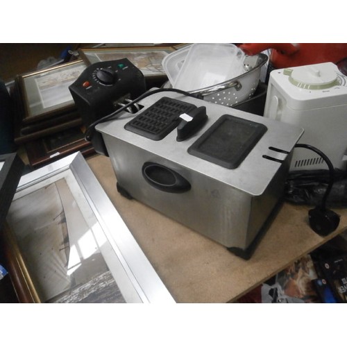 152 - Lot inc deep fat fryer, blender, pasta maker, baking tins, etc