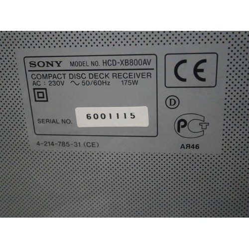 189 - Sony compact Hi-Fi system, powers up.