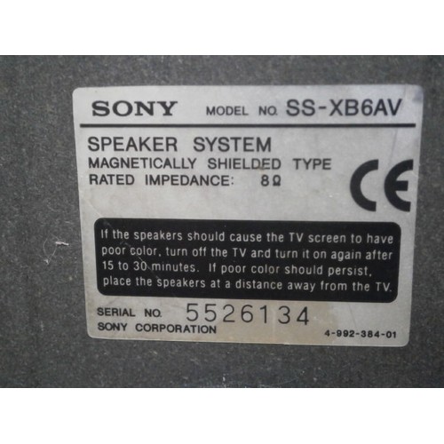 189 - Sony compact Hi-Fi system, powers up.