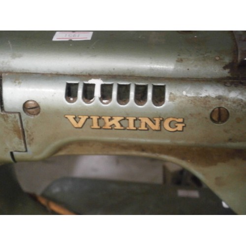 292 - Vintage Viking sewing machine, powers up