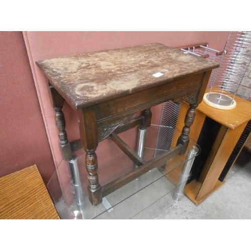 616 - 5 x items including a vintage carved side table