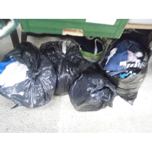 131 - Quantity of clothing