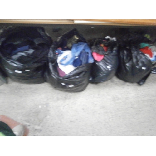 252 - Quantity of assorted clothing