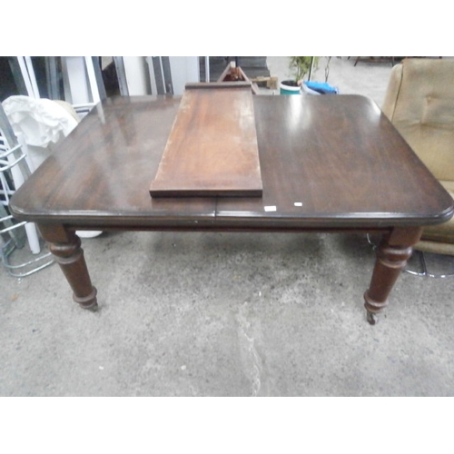 694 - Large extending mahogany table (no winder)