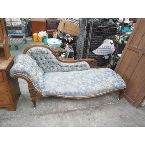 699 - Vintage Continental chaise longue