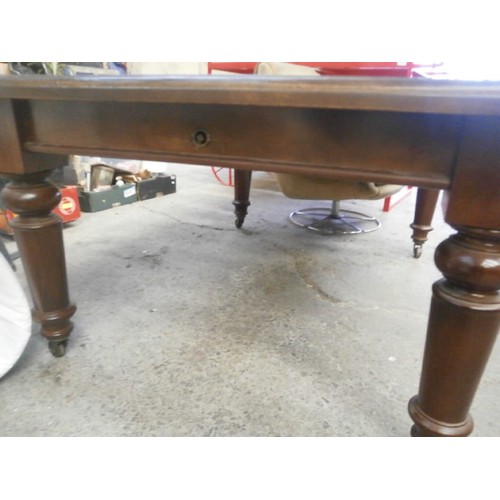 694 - Large extending mahogany table (no winder)