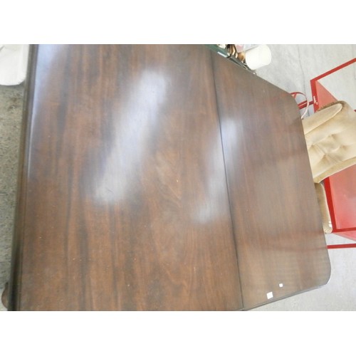 694 - Large extending mahogany table (no winder)