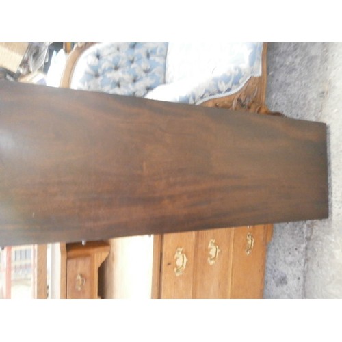 694 - Large extending mahogany table (no winder)