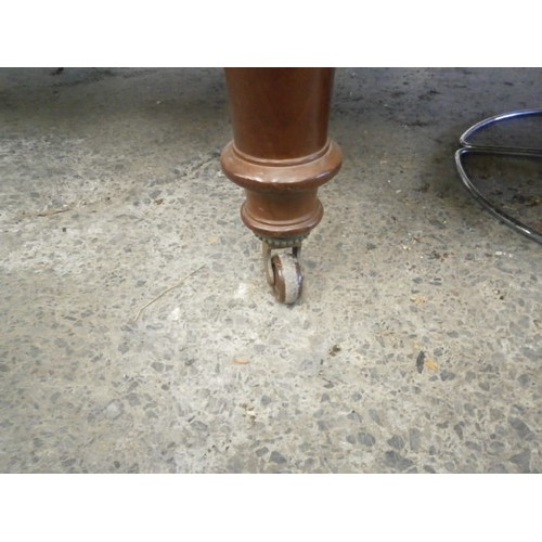 694 - Large extending mahogany table (no winder)