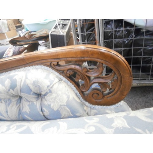 699 - Vintage Continental chaise longue