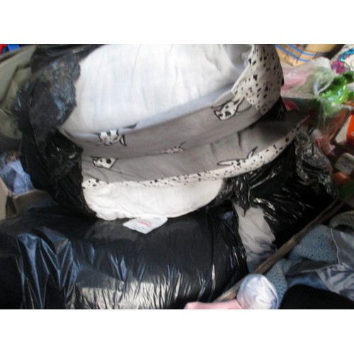 132 - Lot inc clothing, home furnishings, toaster, kettle, etc