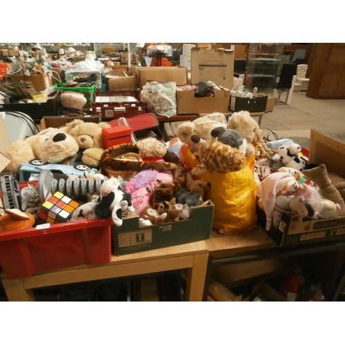 131 - Quantity of toys and soft toys