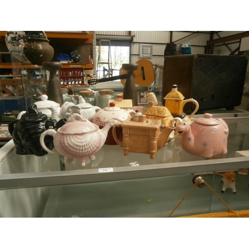 444 - Collection of novelty teapots