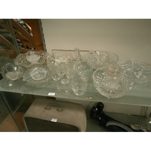 383 - Collection of assorted glassware