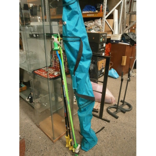 389 - Lot inc skis and ski poles