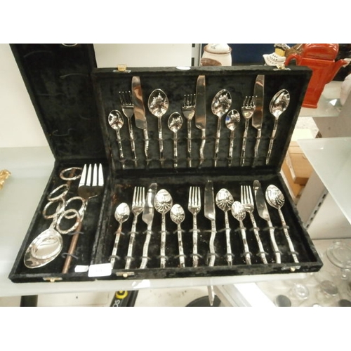 434 - Two cutlery sets