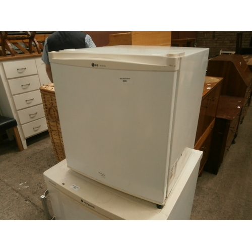 600 - Small LG counter top fridge