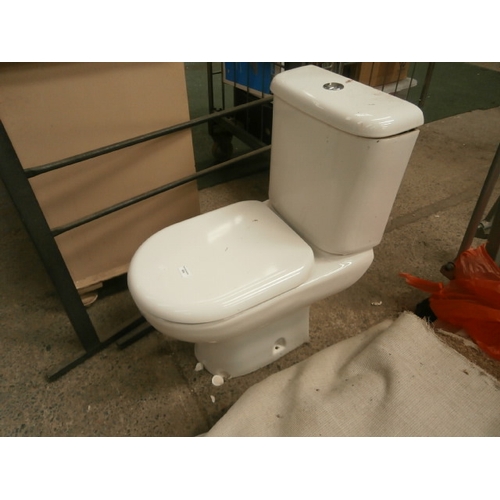 604 - White close coupled toilet