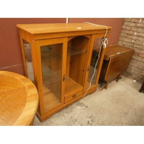 613 - Modern glazed display cabinet unit