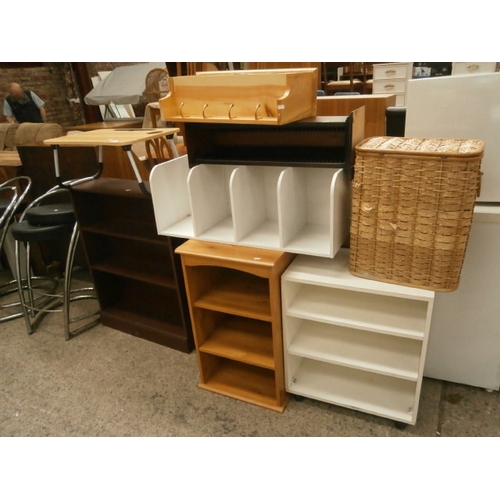 622 - 8 x items including shelf units and a linen basket